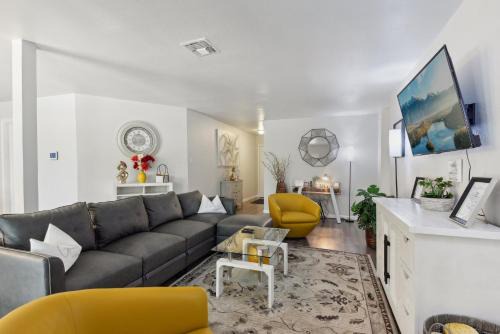 Oxbow House | Modern Rental Near Medical Center, Six Flags, UTSA, La Cantera, Lackland AFB