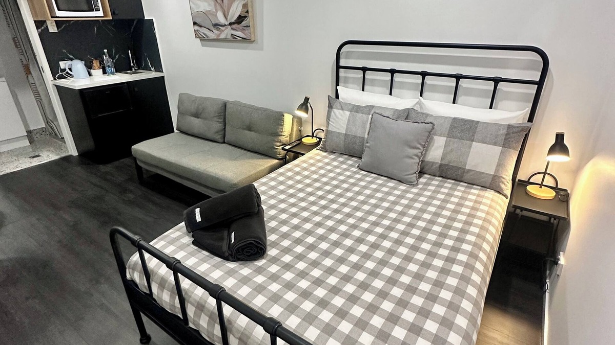 West Ipswich Cabin | Modern Retreat | 1km walk to Cafes | Private, Pet Friendly & Stylish Comfort