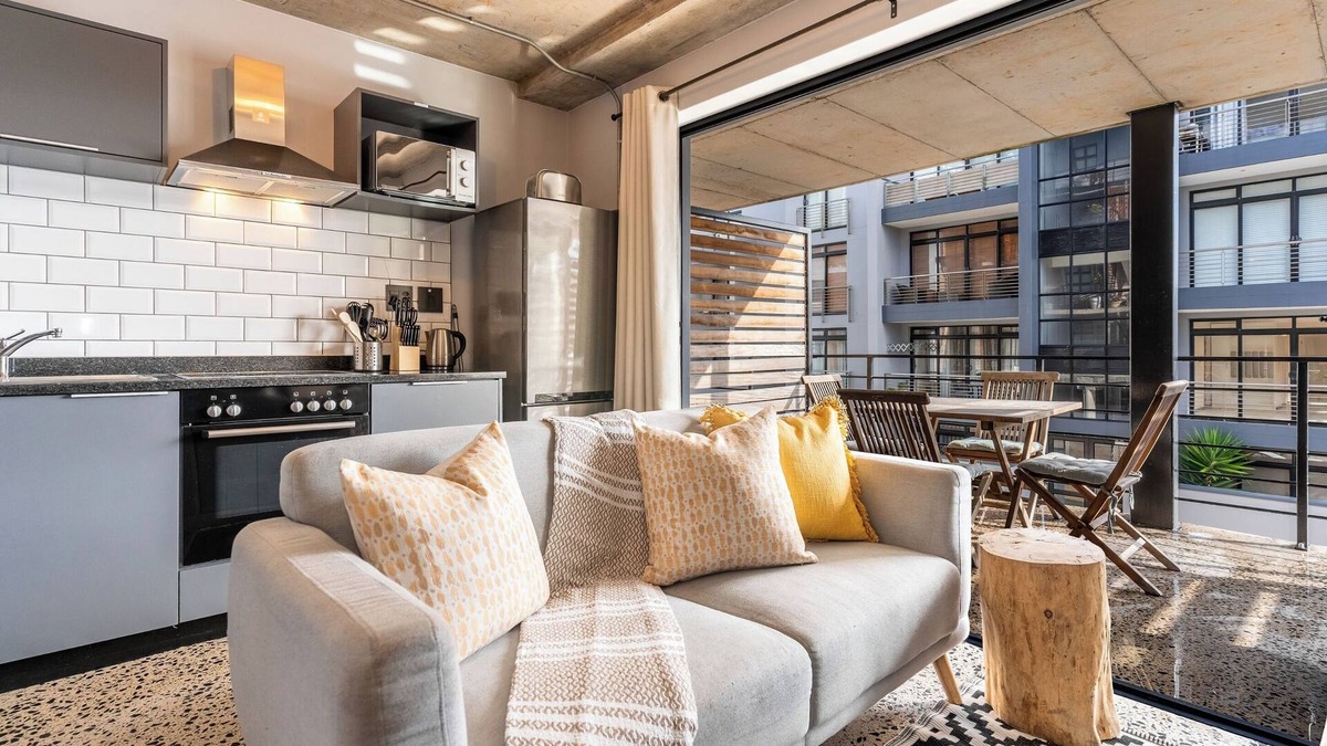 West Beach Apartment | Modern Retreat | 5 Min Walk to Blouberg Beach