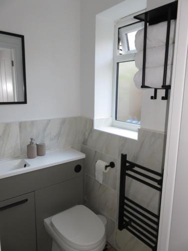 Bletchley Apartment | Modern Retreat - 5 minute walk to retail park!