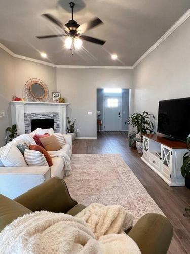 Wheatland House | Modern Retreat by Airport