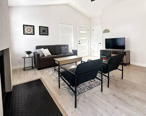 Greenslopes At Lake Creek House | Modern Retreat Near Downtown Round Rock