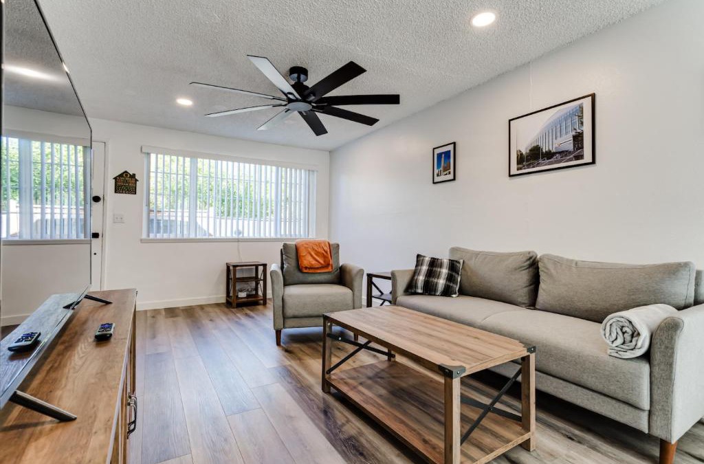 College Hill Apartment | Modern Retreat near UofO, Autzen Stadium, Amazon Park #2