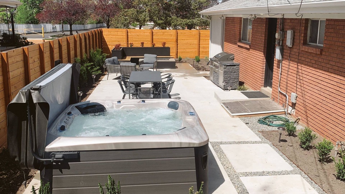 North Salt Lake House | Modern Retreat House Ski Snowboard Hot Tub Firepit BBQ