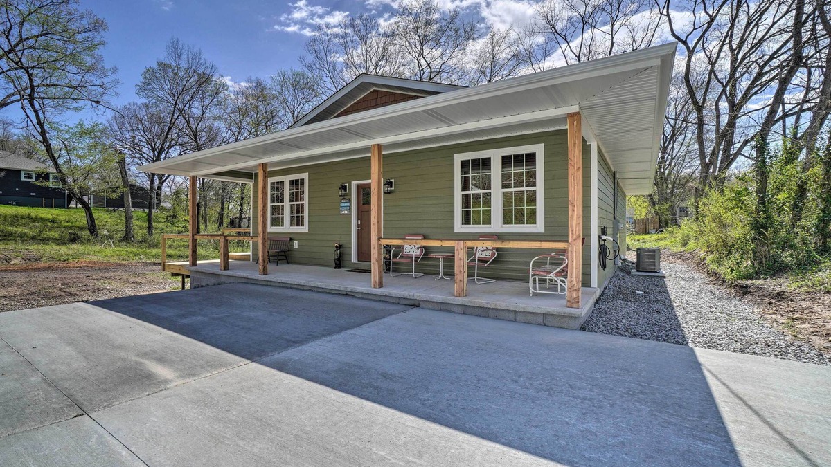 Cotter House | Modern Retreat w/Deck: Walk to White River!