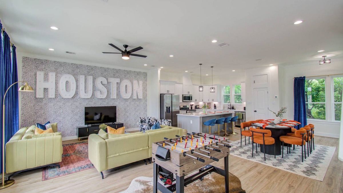Greater Third Ward House | Modern Retreat w/Rooftop Cinema