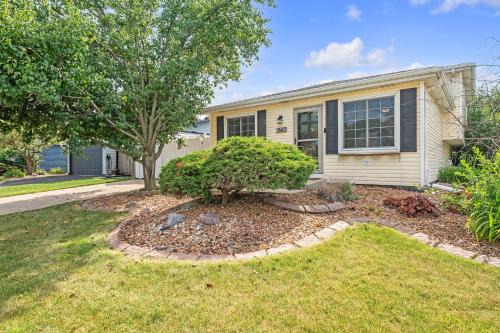 Orland Hills House | Modern Retreat with Private Pool & Yard, 10 mins to Tinley Ampitheatre home