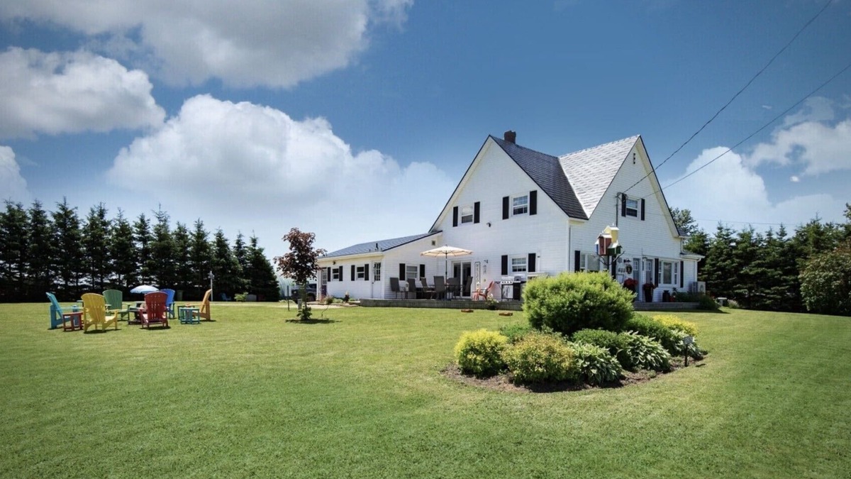 Queens County House | Modern & Retro Charm: 9 mins to YYG 15 min to DT 4BR King bed A/C PEI