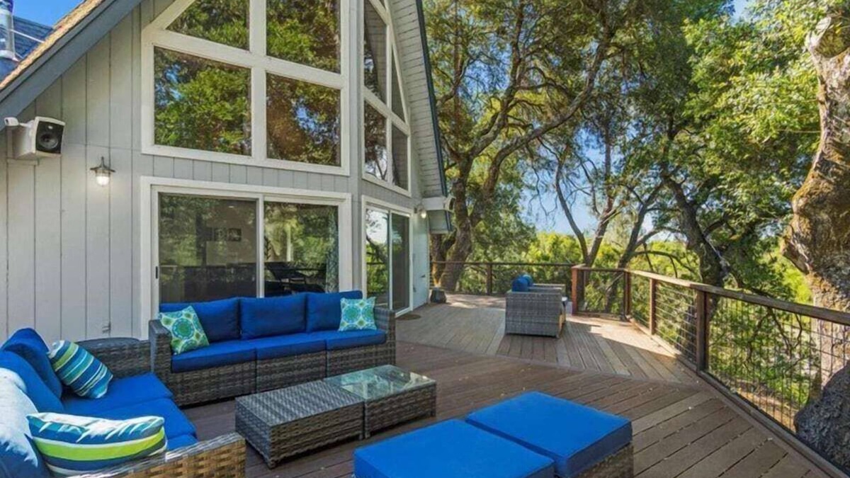 Cloverdale House | Modern Riverfront Home, sleep 8, Spa, WiFi, BBQ