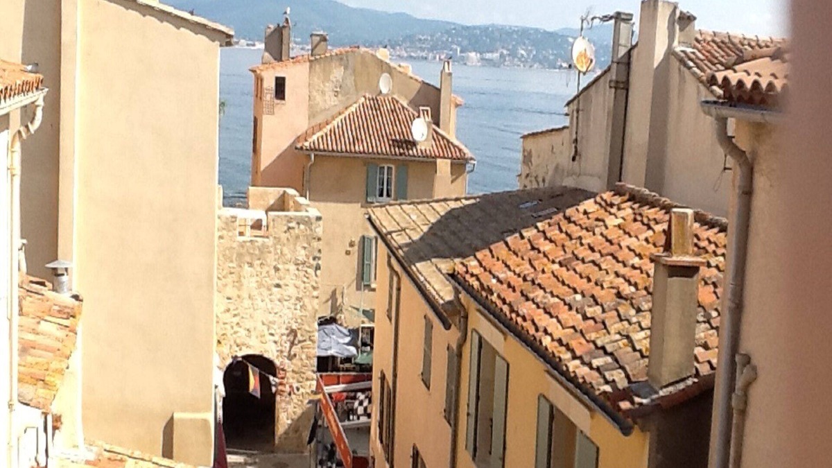Old Town Apartment | Modern roof terrace apartment in central St. Tropez with sea view
