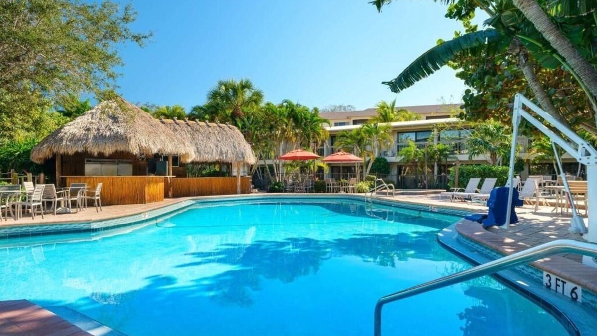 Moorings Hotel | Modern Room Close to Naples Botanical Garden – 5 Miles