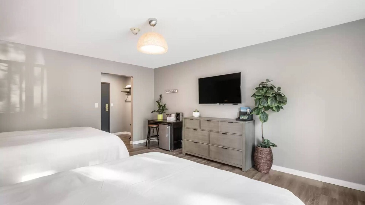 Elkhart Lake Villa | Modern Room Near Indoor Pool