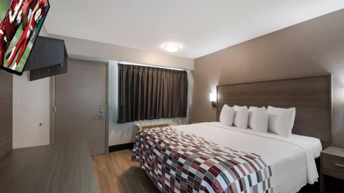 Graysville Hotel | Modern Room w/Free Parking & Convenient Access to I-75, Ideal for Travelers.