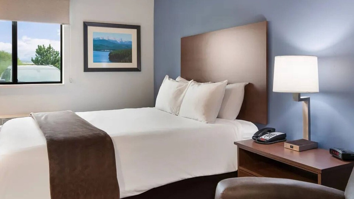 Gleneagle Hotel | Modern Room with Kitchen and Pet-Friendly Features - Near Pikes Peak