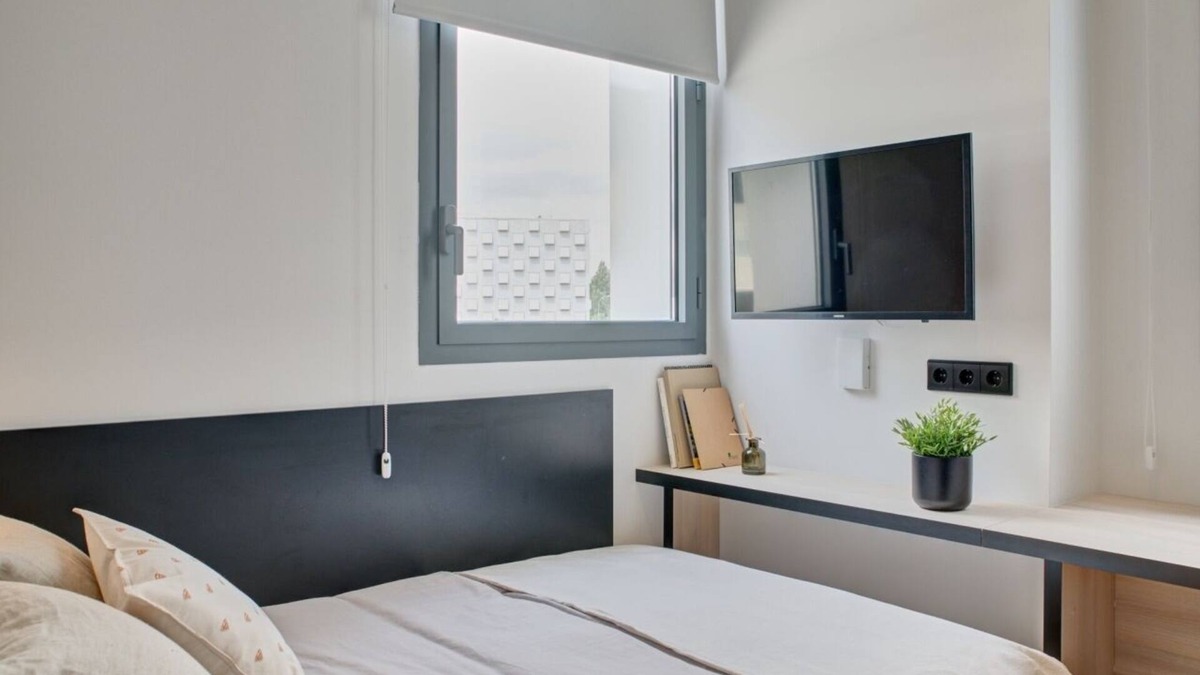 Milagrosa Apartment | Modern Room with High-Speed Wi-Fi in Pamplona