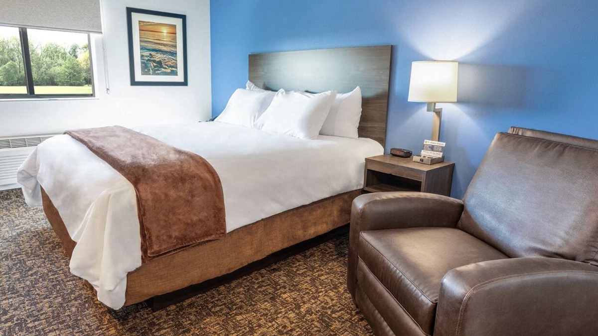 Wilkes East Hotel | Modern Room with Kitchen Near Oregon Museum of Science and Industry
