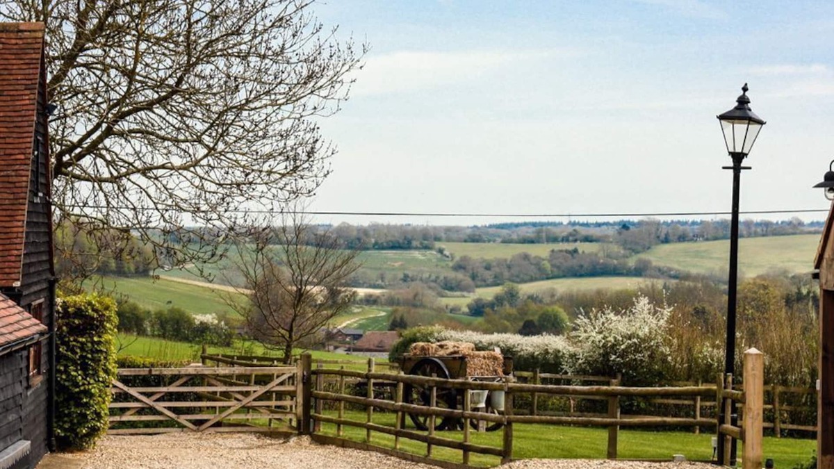 Bilting Cottage | Modern Rustic 2 Bed Converted Stable - High up the Kent Downs