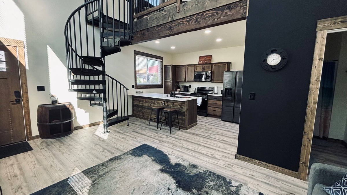Tri-Cities House | Modern, rustic building with a loft in Kennewick, WA near Canyon Lakes!