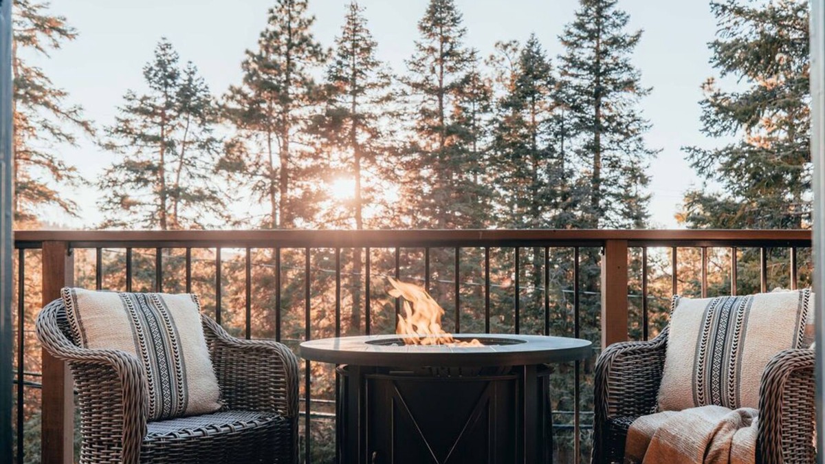 Moonridge Cabin | MODERN RUSTIC CABIN W/SPA, WALKING DISTANCE TO SKI RESORT, ZOO & GOLF COURSE
