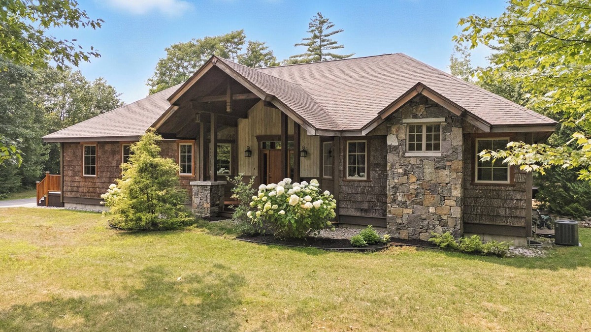 Conway House | Modern rustic lodge set in the White Mountains and minutes from North Conway.