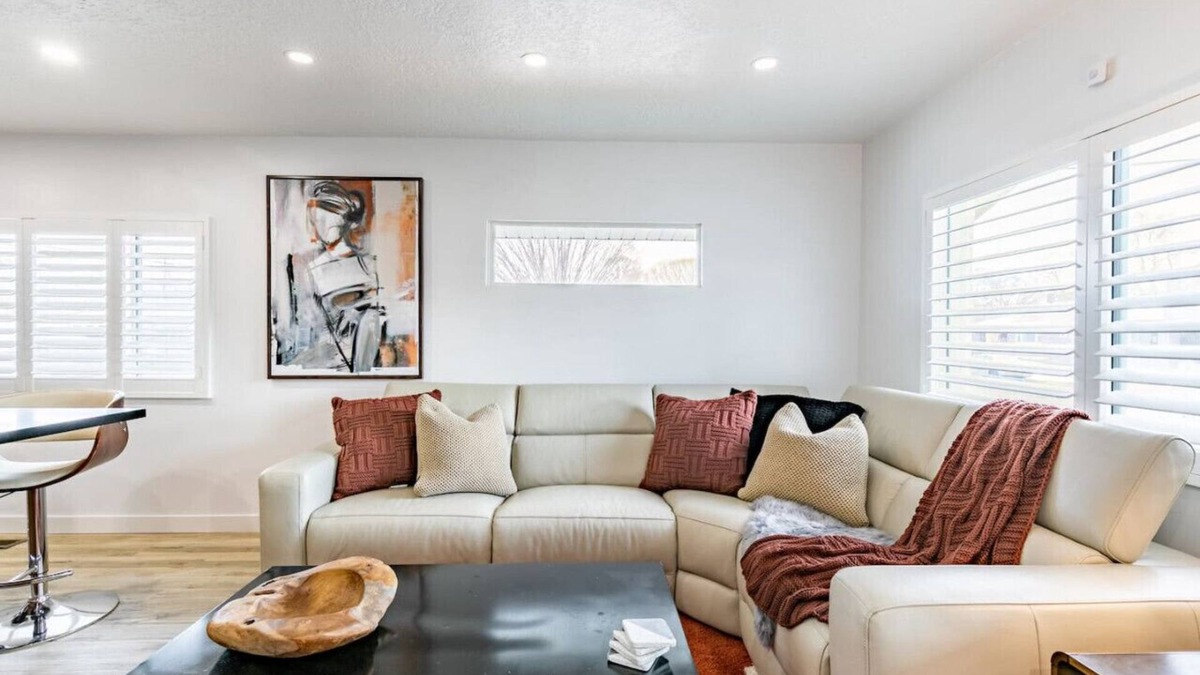 People's Freeway Apartment | Modern Rustic Stay | Hot Tub | Downtown