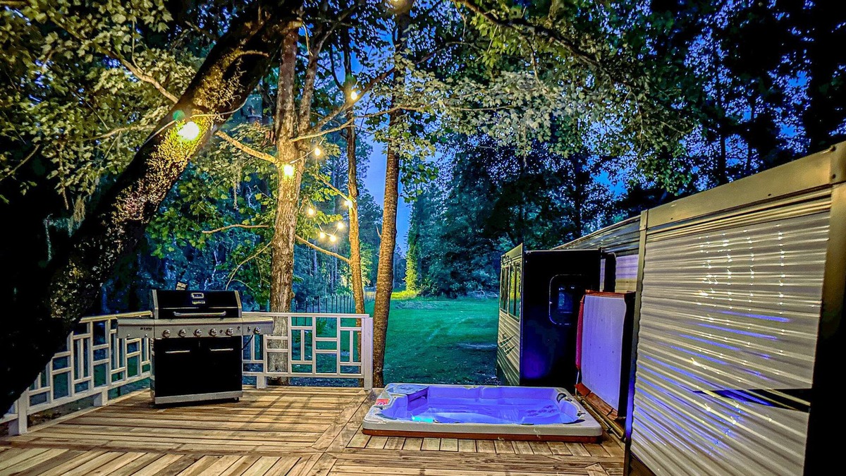 Waldo House | Modern RV With Hot Tub.