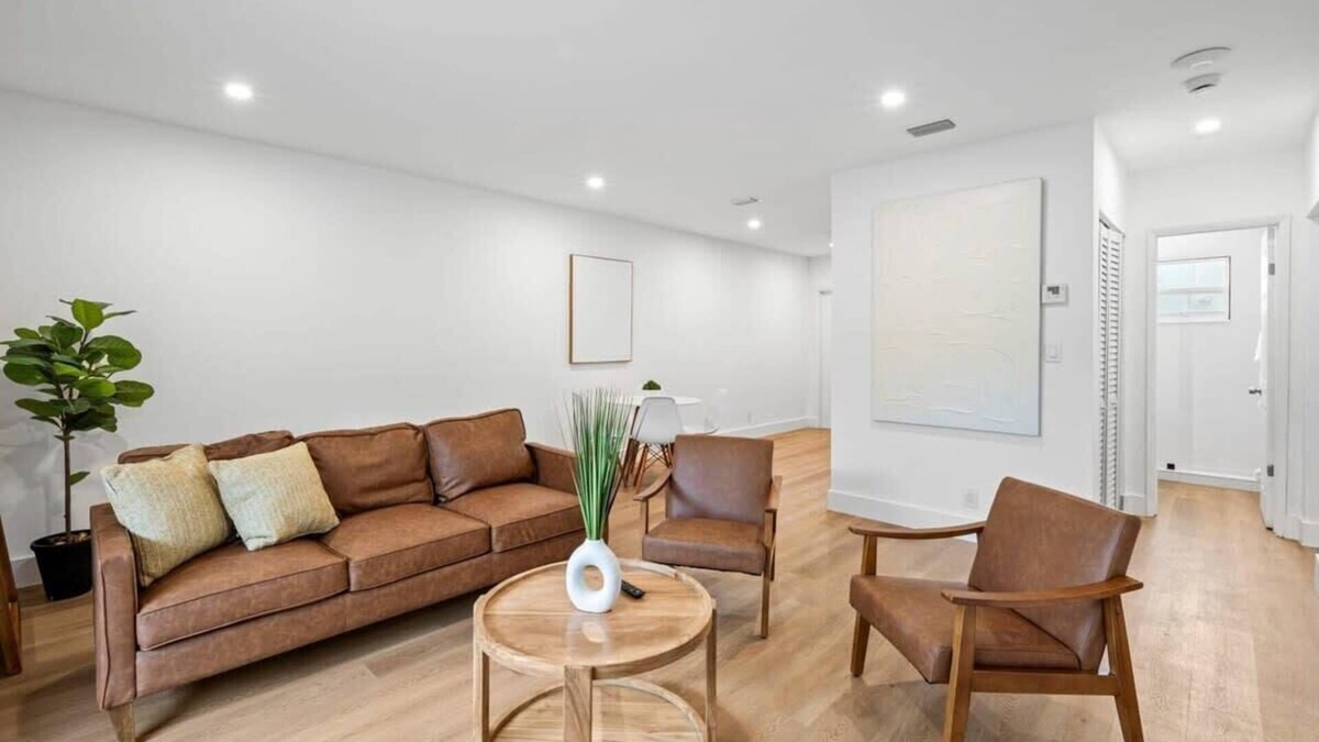 Sailboat Bend Apartment | Modern Sailboat Bend Condo – Spacious 2BR/2BA