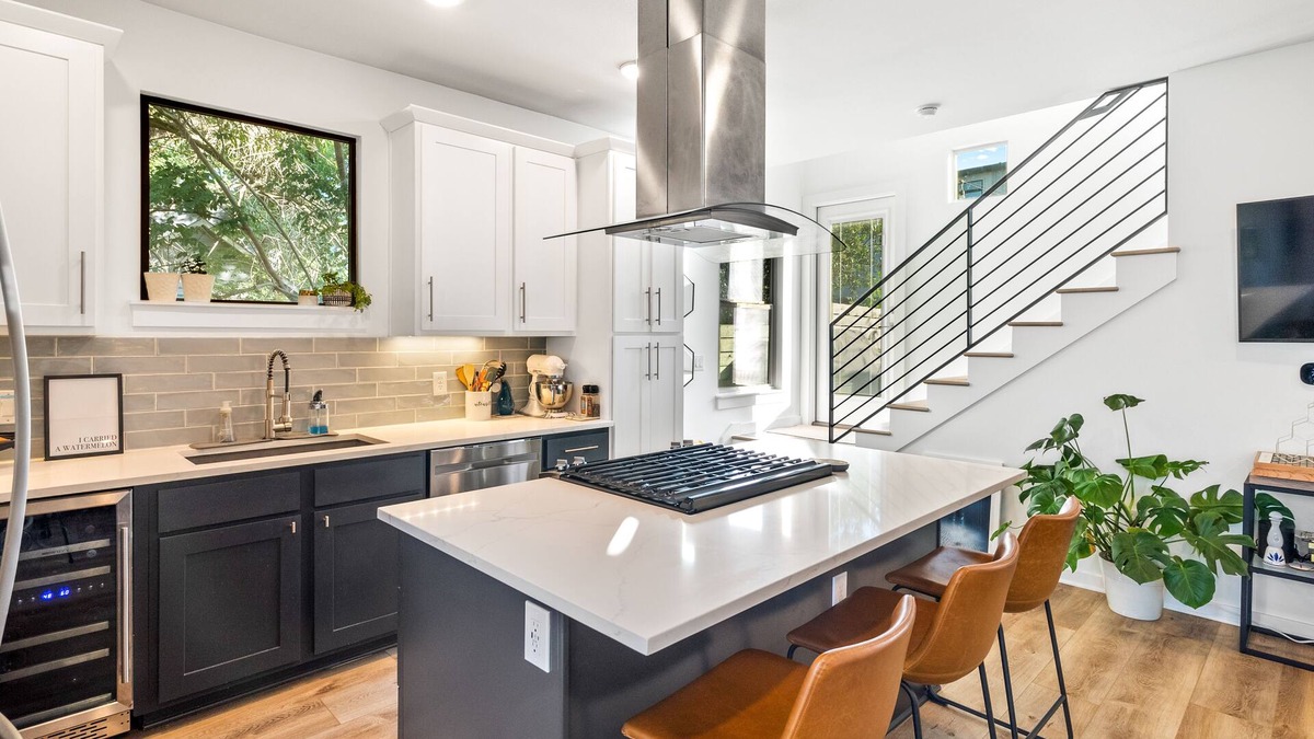 East MLK House | Modern sanctuary with pool, firepit & BBQ! Perfect for remote work & families!