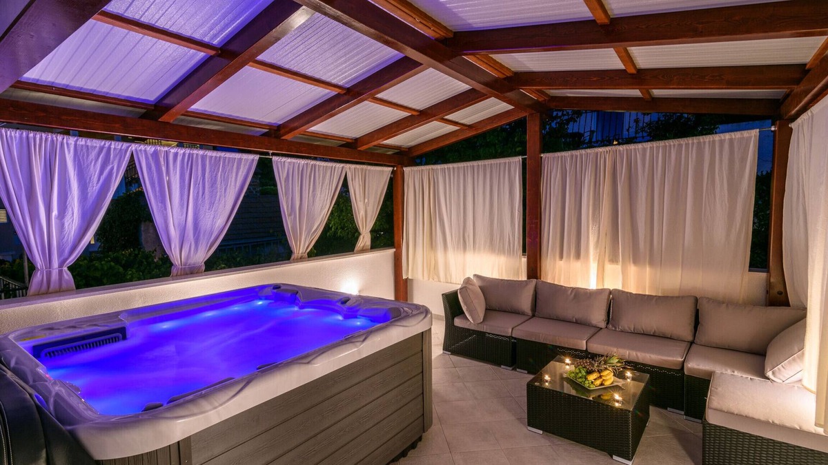 Arbanija Apartment | Modern seafront apartment with hot tub