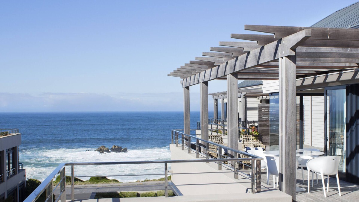 Hermanus City-Centre Apartment | Modern Seafront Penthouse walking distance to shops and restaurants