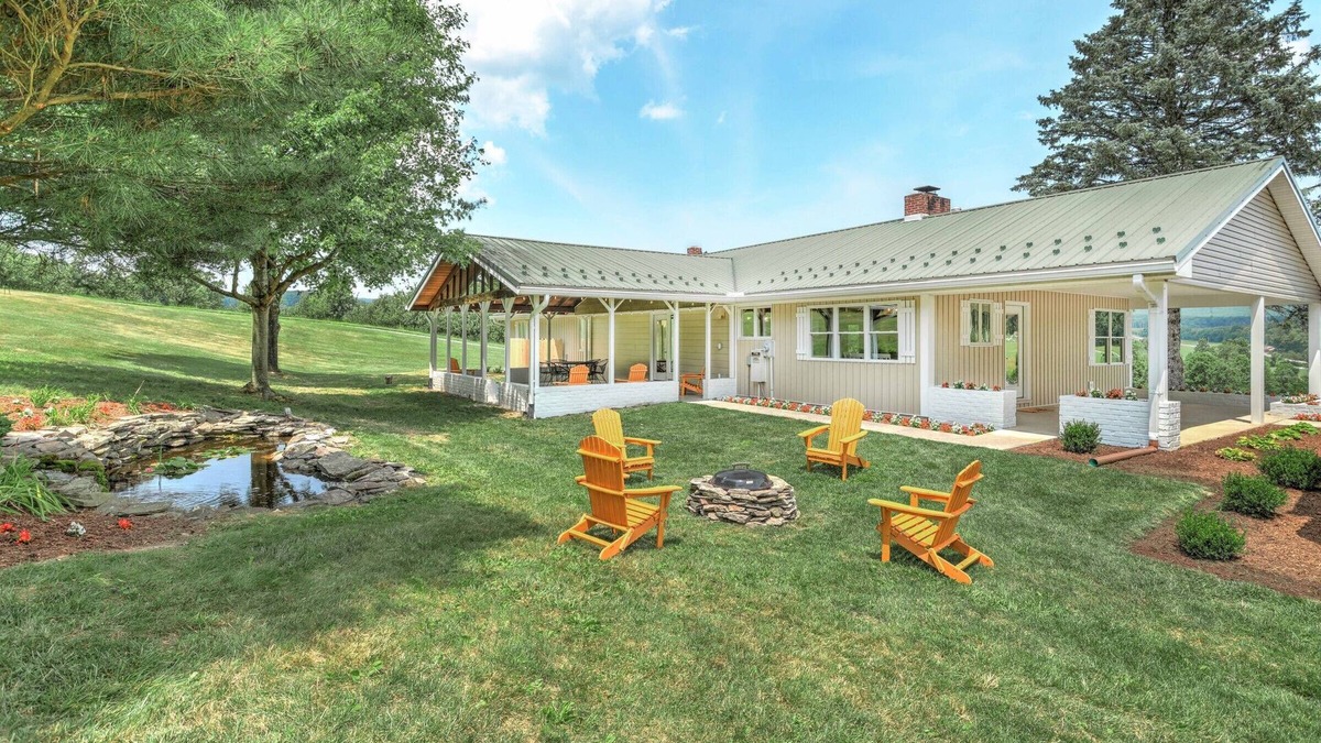 Aspers House | Modern, secluded home on an apple orchard with mountain views near Gettysburg