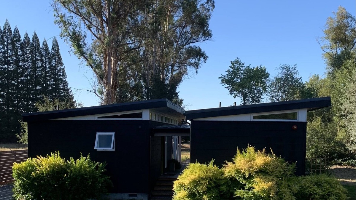 Healdsburg Cottage | Modern, secluded retreat - Walk to the plaza and to wineries!