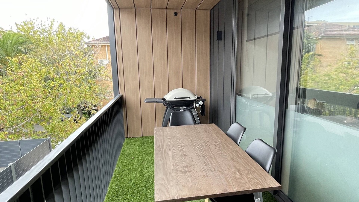St Kilda Apartment | Modern secure St Kilda apartment 3min from beach