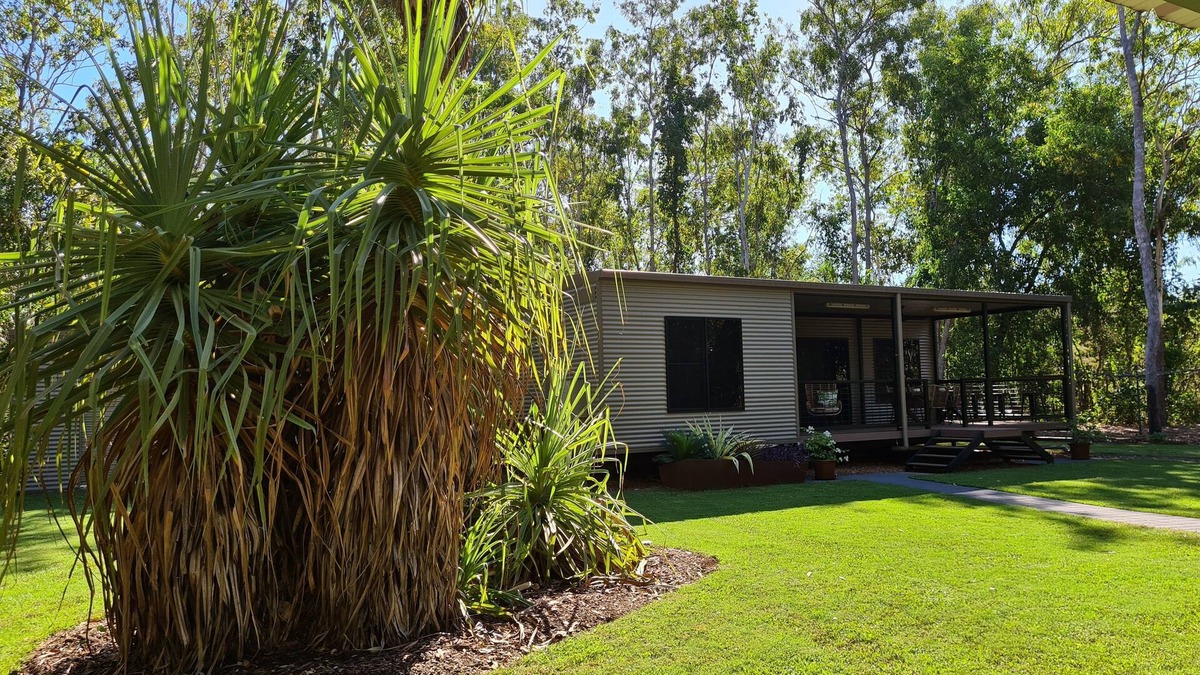 Humpty Doo Cabin | Modern self contained/serviced 2-bedroom cabin near Darwin.