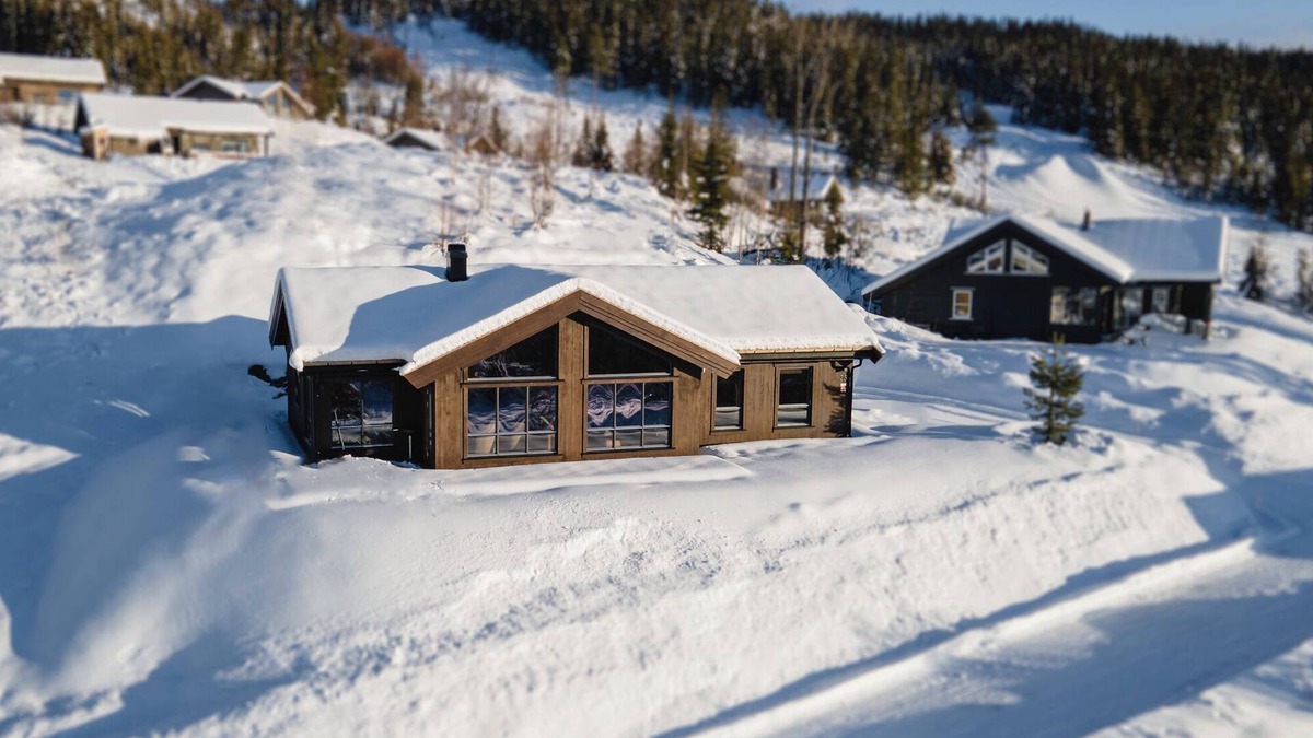 Nord-Aurdal Villa | Modern ski-in/ski-out cabin in Norway – all included for your mountain getaway