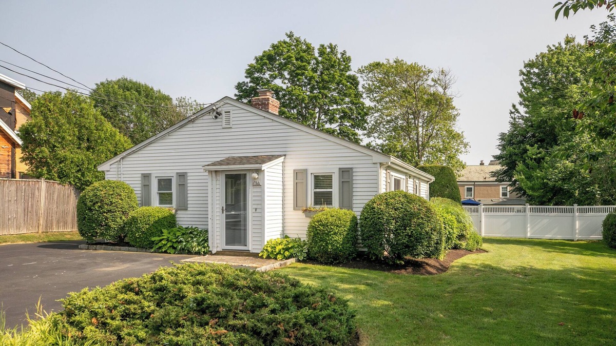 Newport East Cottage | 🌊 Modern & Sleek Beach Cottage – Stylish getaway just minutes from Newport’s best beaches! ☀️🏡