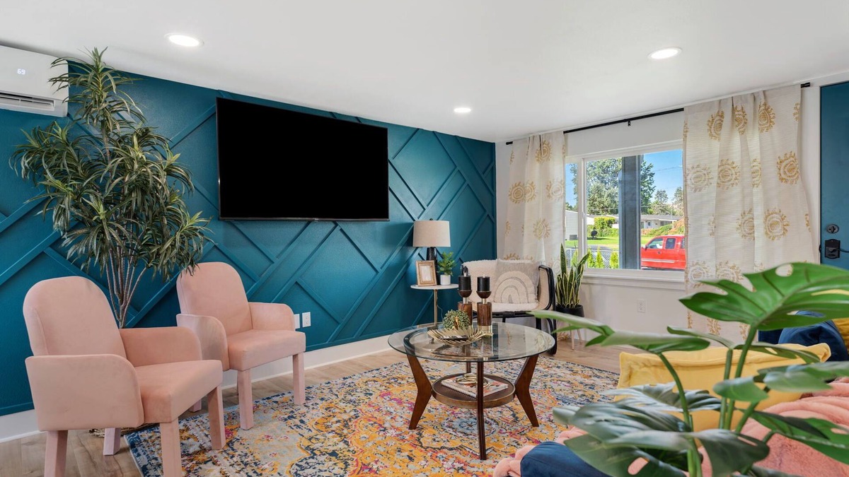 Richland House | Modern, Sleek, Comfortable & Pet Friendly!