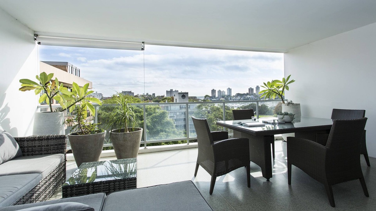 Kings Cross Apartment | Modern & Sleek in the Grid - 2 bedrooms, 1 bathroom + parking + pool