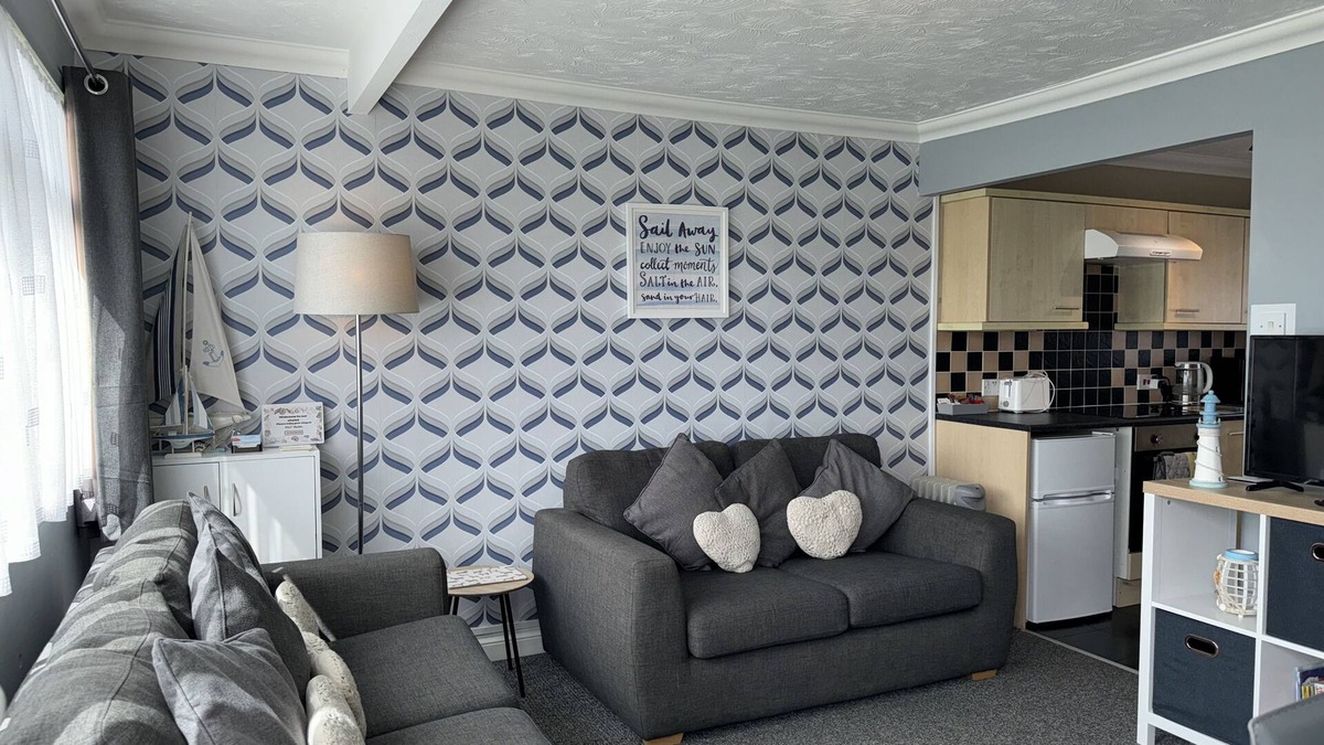Great Yarmouth Ski Chalet | Modern South Facing Chalet , 5 Minutes From the Beach. Sleeps 5