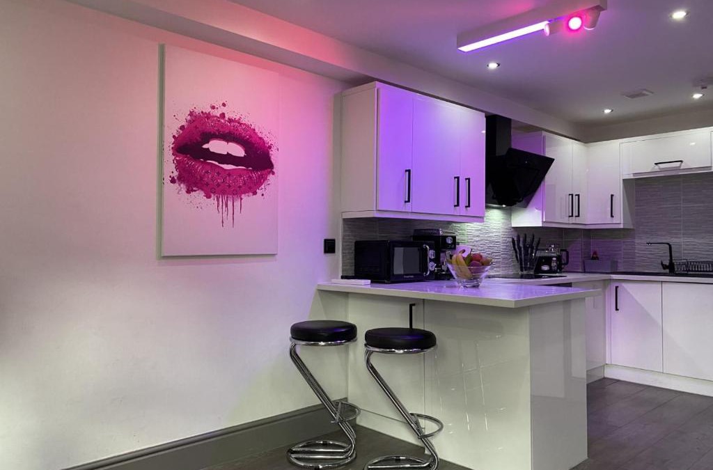 Markhouse Apartment | Modern Spacious 1 Bed Apartment with Free Parking in Trendy Inner London Suburb 15 mins walk to Victoria Line Underground then 20 mins to Oxford Street "West End of London" or 10 mins walk to Overground and 10 mins to London Liverpool St "City of London"