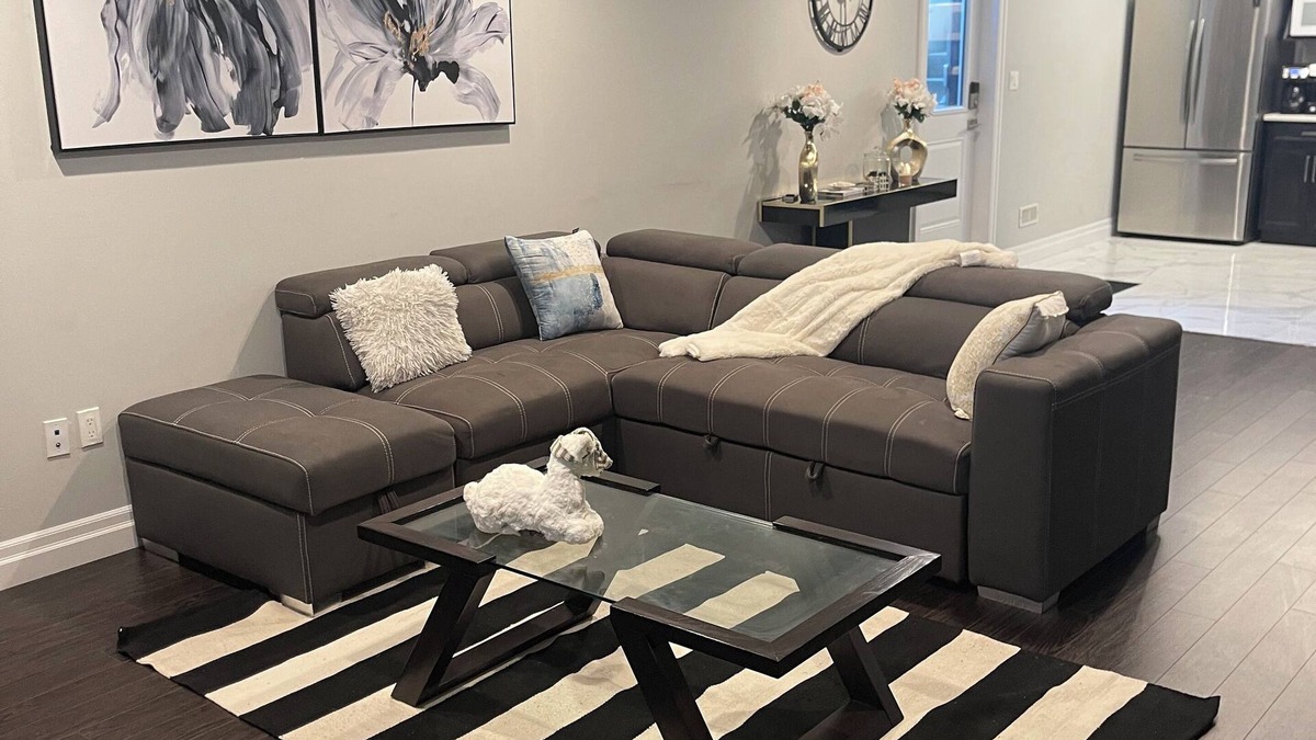 Windsor House | Modern Spacious 1 bedroom and a den home (Lower Unit)
