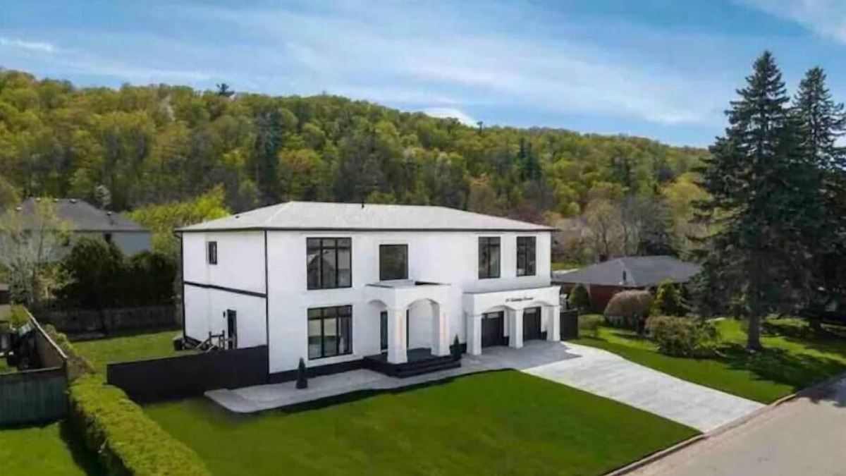 Grimsby House | Modern, Spacious 2 Bedroom Suite
