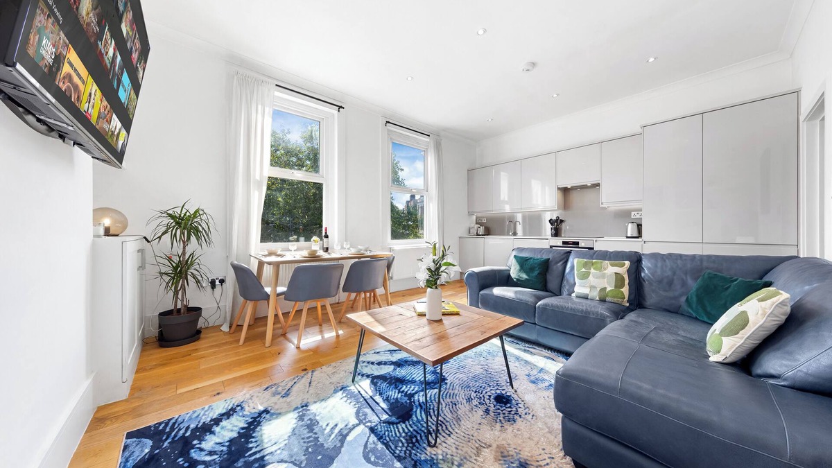 Mortlake Apartment | Modern Spacious 2-bedroom apartment near Richmond Park and River Thames
