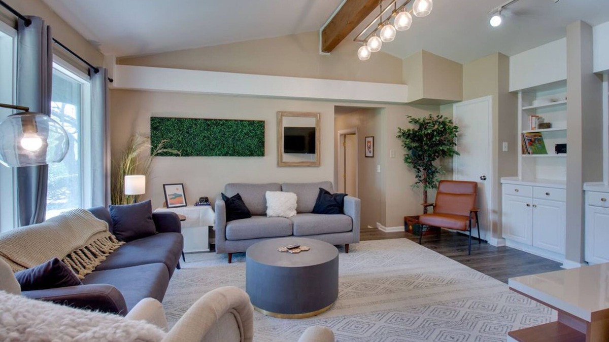 Roselawn Finance Apartment | Modern spacious 2-BR apartment/just minutes from downtown!