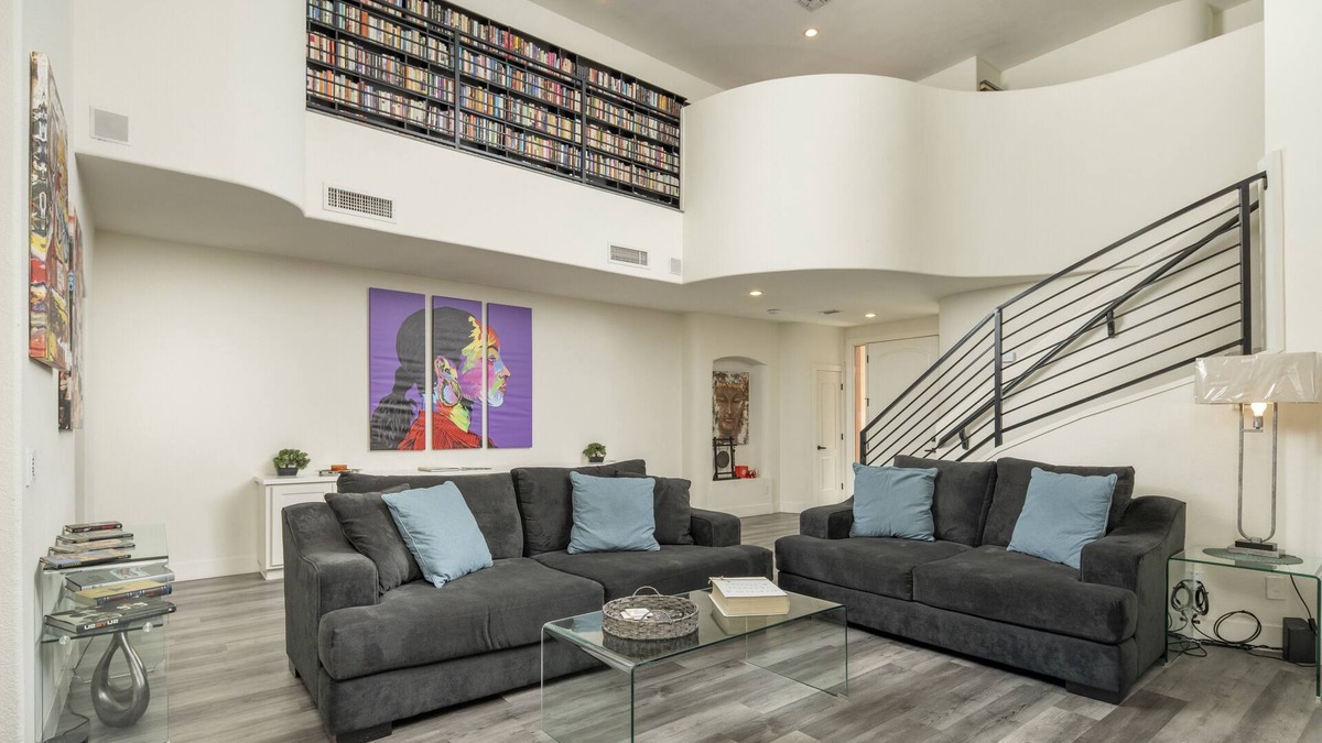 Chandler House | Modern Spacious 2 Master Bedroom Cal King with Loft & Pool Sleeps 6
