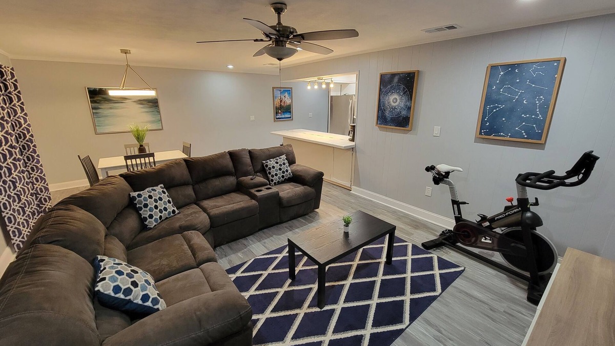Cypress Gardens Apartment | Modern spacious 2-bedroom Apartment 1 mile from Legoland. 6-month minimum stay.