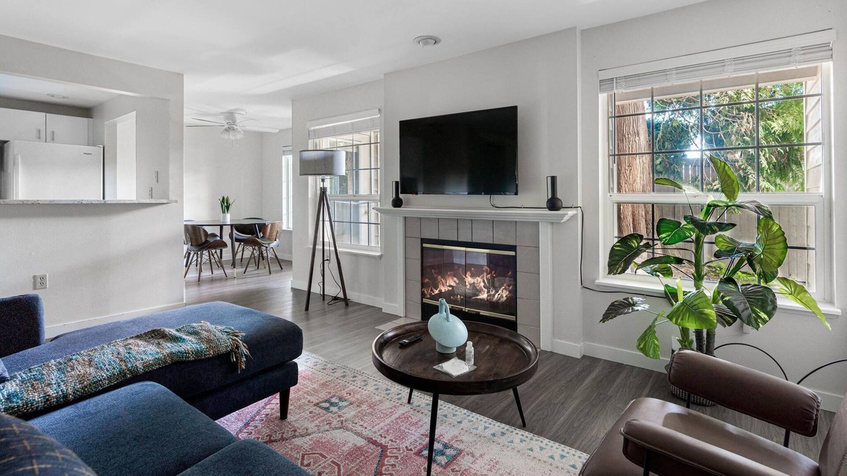Town Center Apartment | Modern, Spacious 2BR Condo in Woodinville