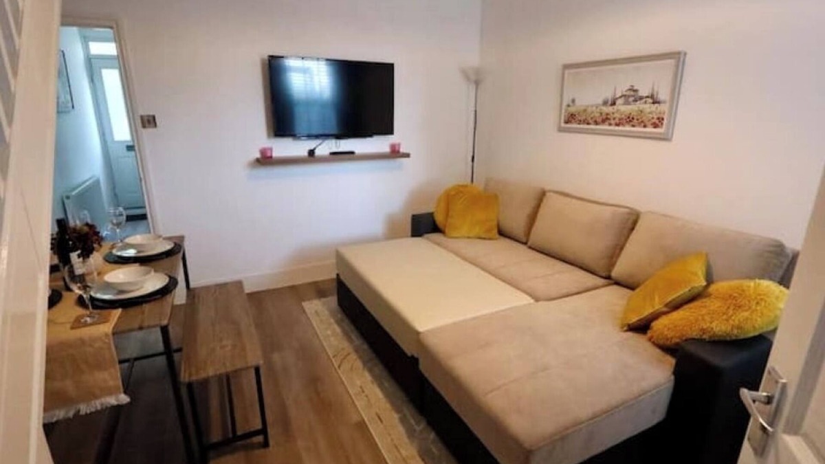 Watford House | Modern, Spacious 3 Bedroom home Watford Junction