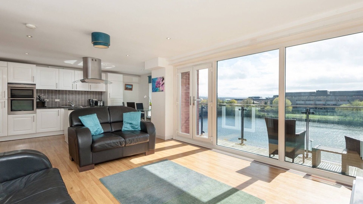 City Centre Glasgow Apartment | Modern, spacious 3-bedroom apartment in the heart of Glasgow's city centre. Sleeps 7.