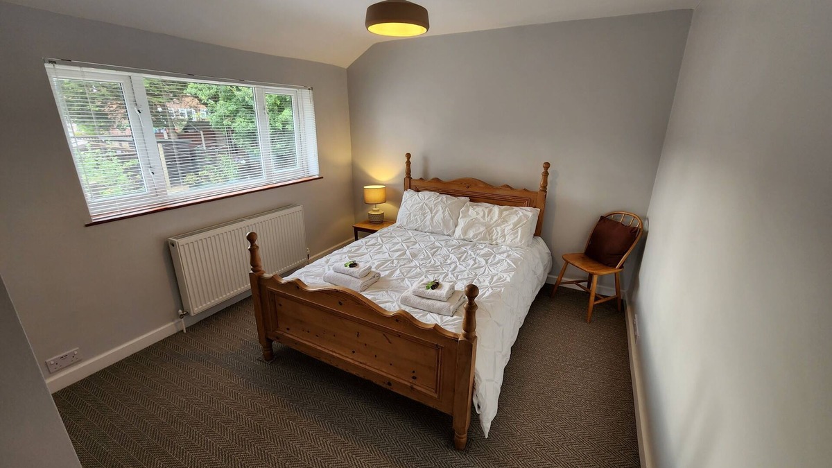 Guildford House | Modern, spacious 3BR home in Guildford, sleeps 8